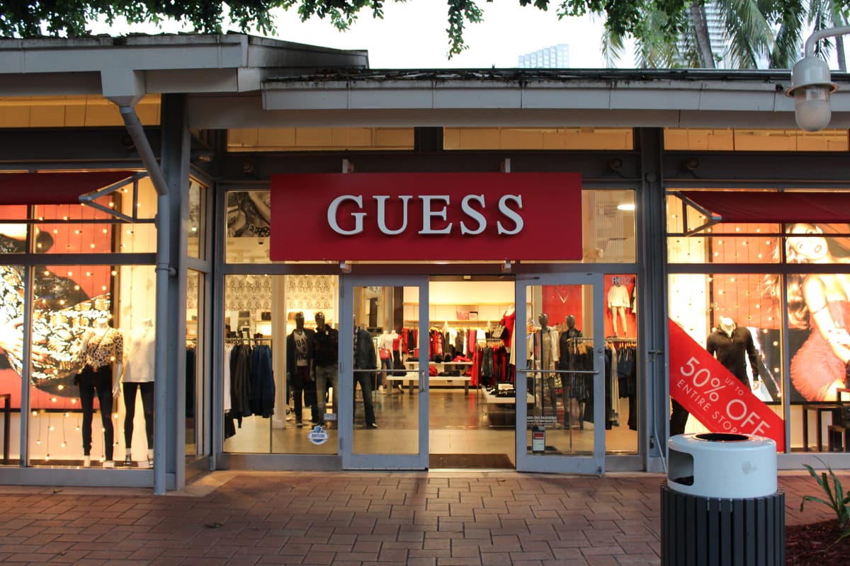 Guess Rue Neuve GUESS : denim, campagnes iconiques et nouvelle structure privée | La ...