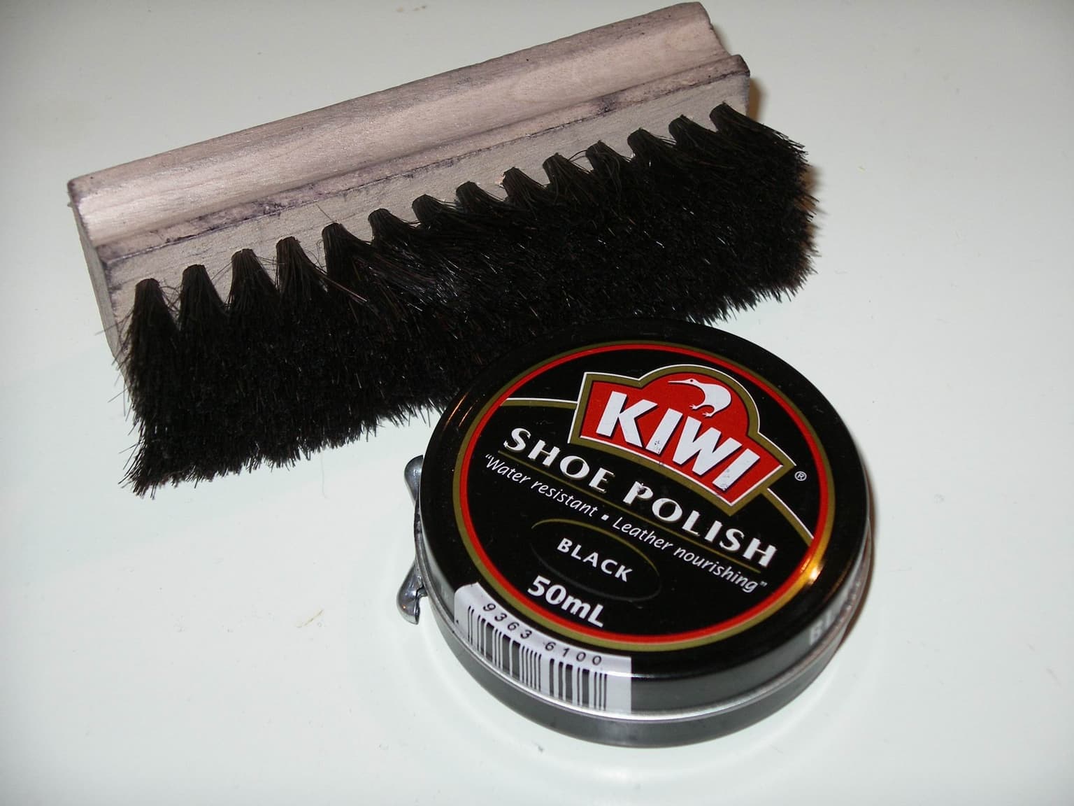 Brosse et boîte de cirage pour entretenir des chaussures en cuir