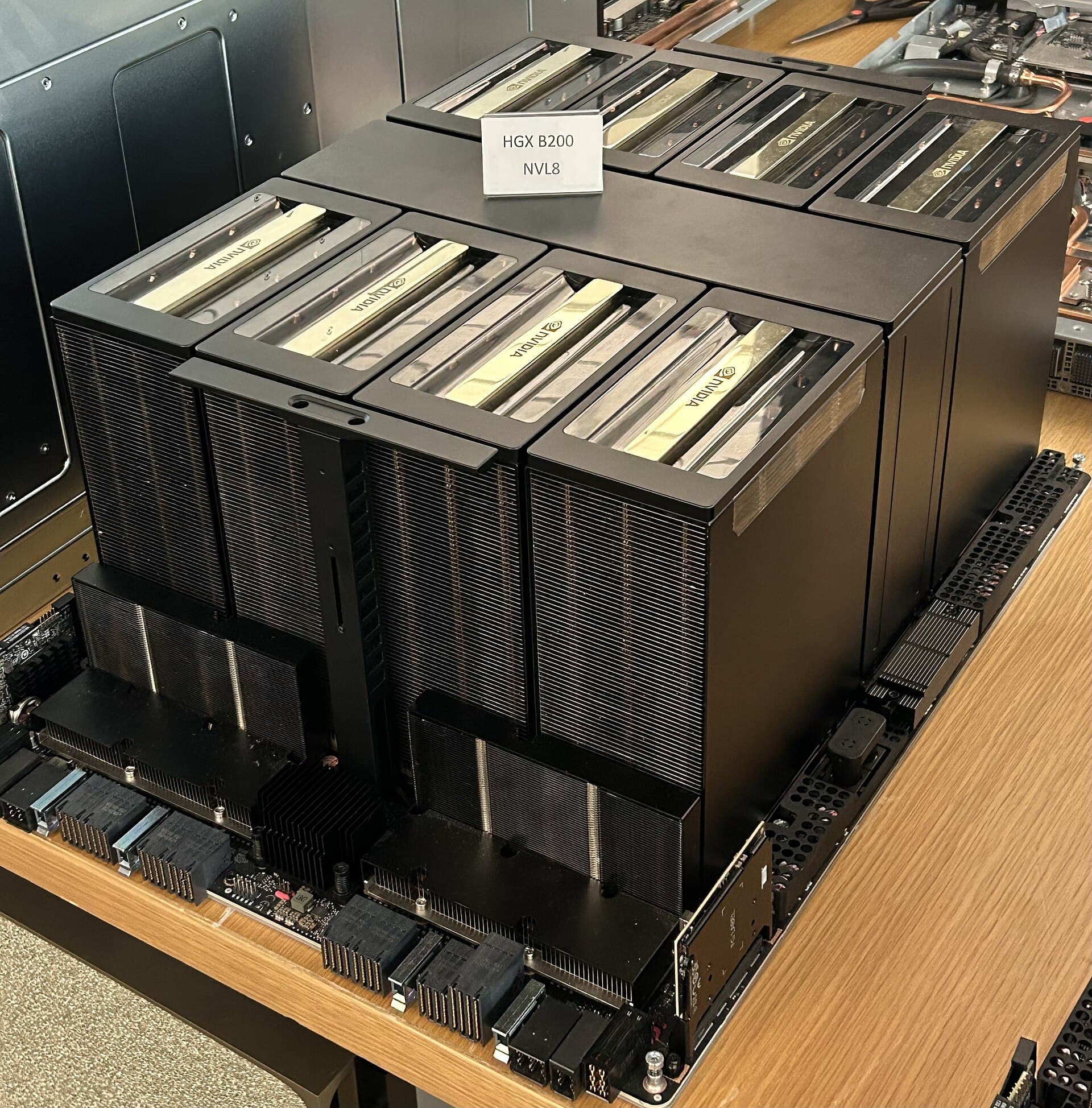 Système NVIDIA DGX B200 HGX utilisé comme repère d'infrastructure pour les usines IA