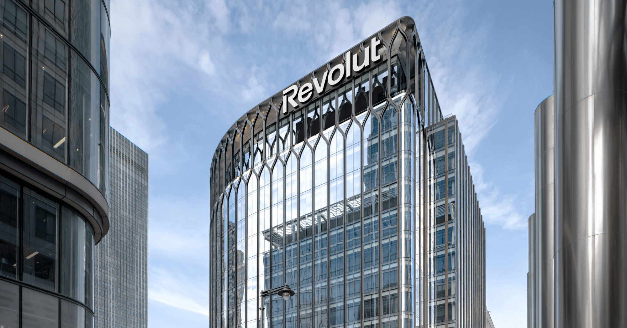 Façade du siège de Revolut à Canary Wharf avec le logo de la néobanque