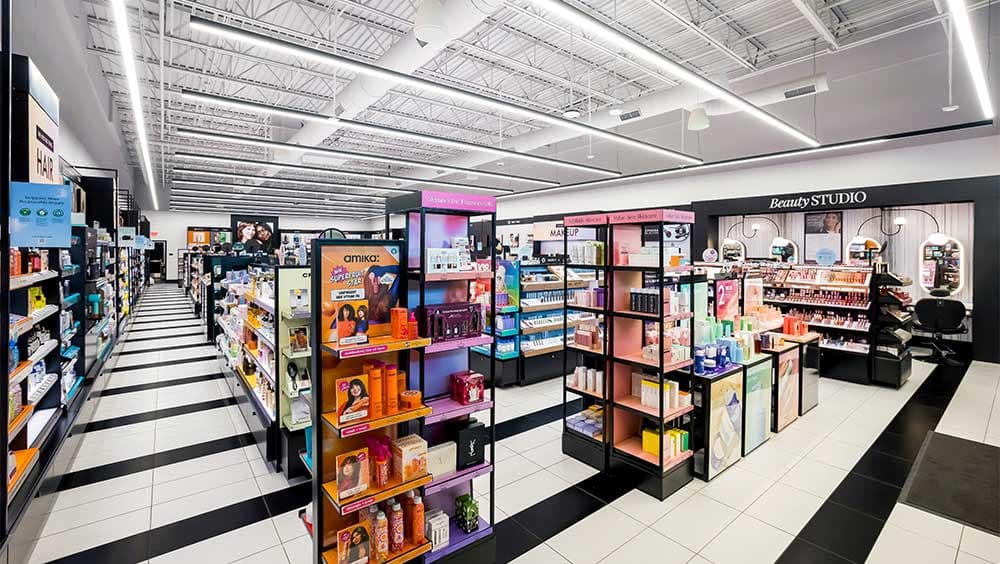 Intérieur d'un magasin Sephora avec rayons maquillage, soin et Beauty Studio