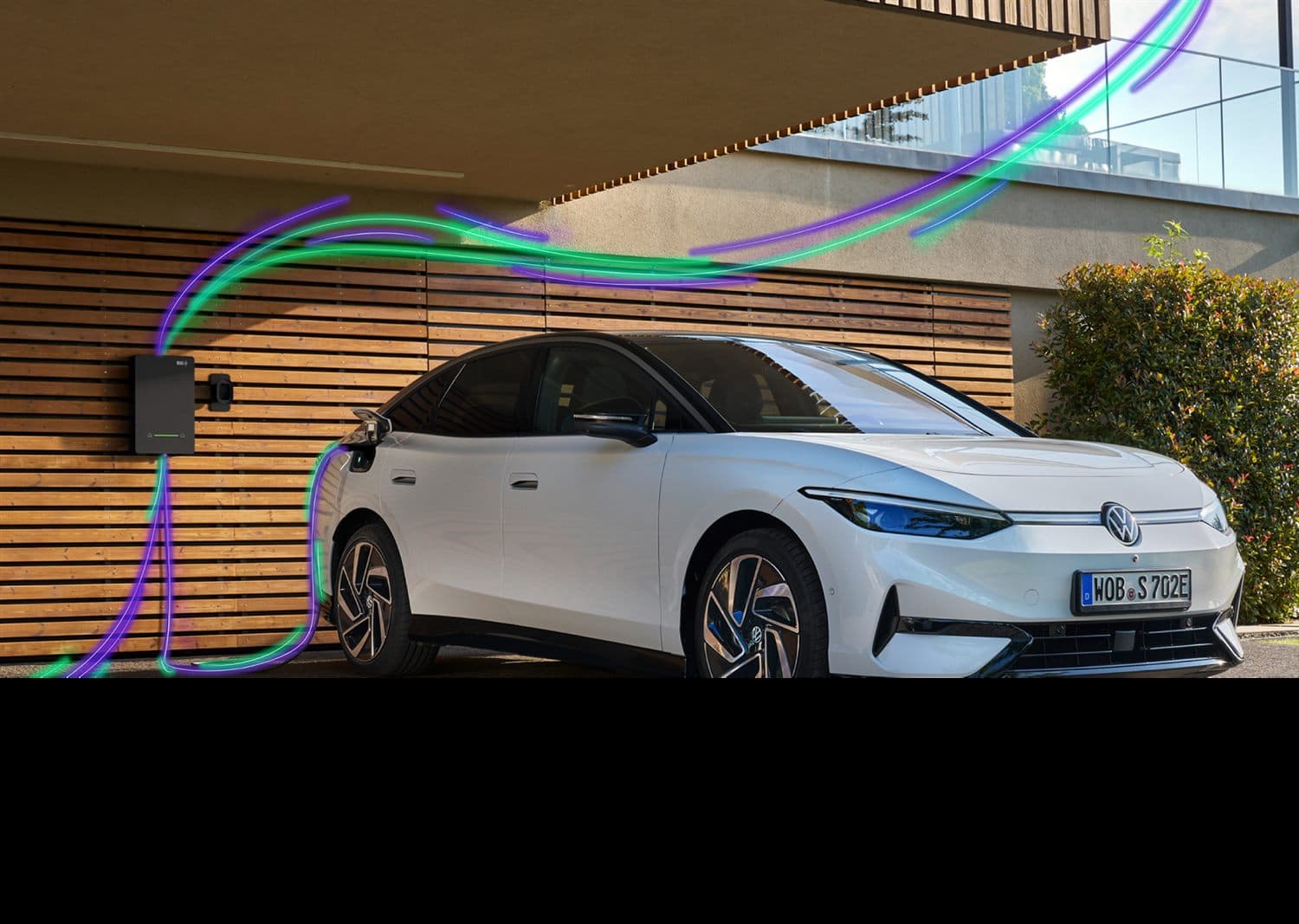 Volkswagen ID.7 branchée devant une maison avec visualisation des flux d'énergie Vehicle-to-Grid