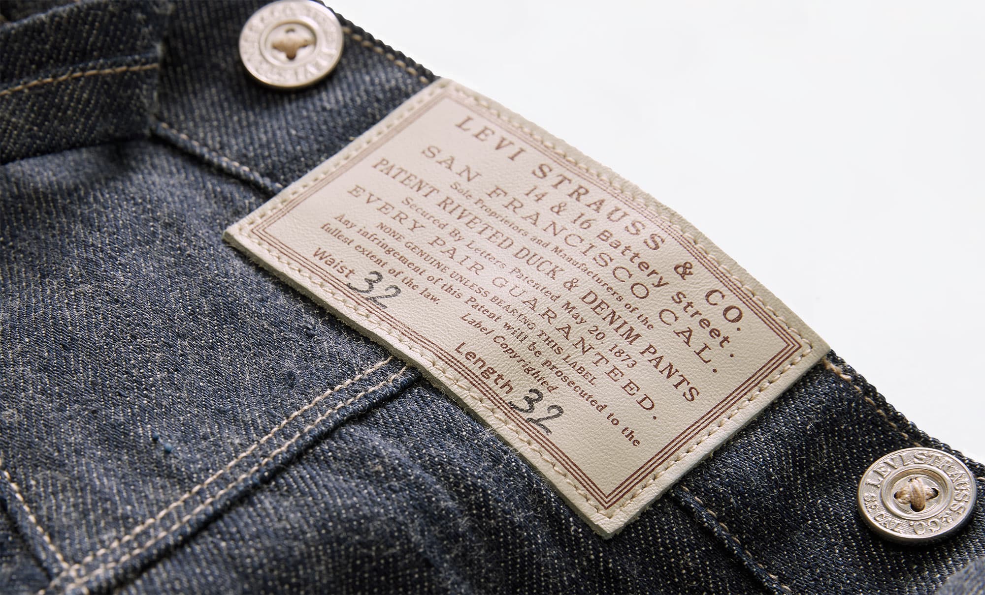 Gros plan sur le patch Two Horse d'une reproduction du plus ancien jean conservé dans les archives Levi's