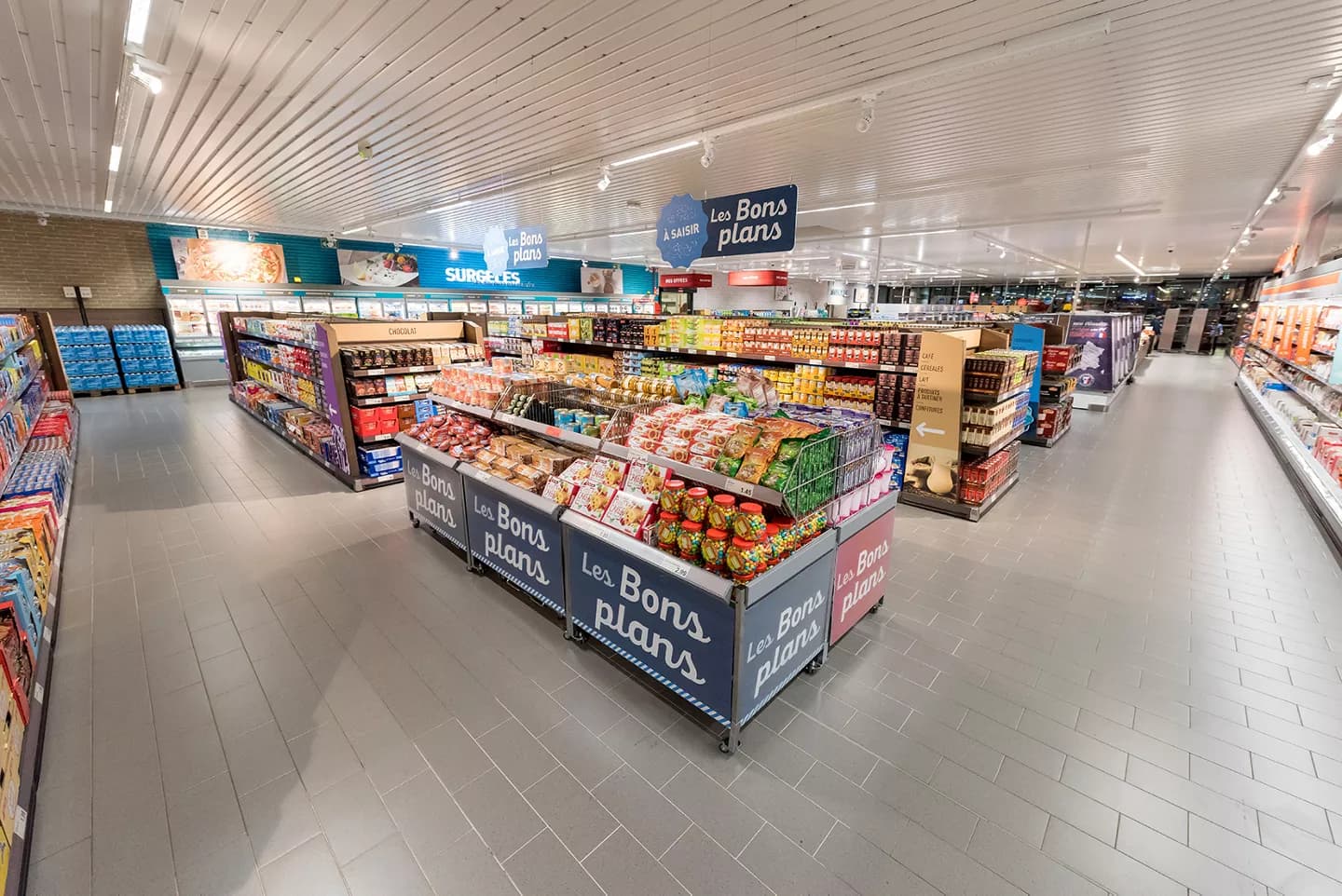 Vue générale d'un magasin ALDI France modernisé avec ses rayons et arrivages