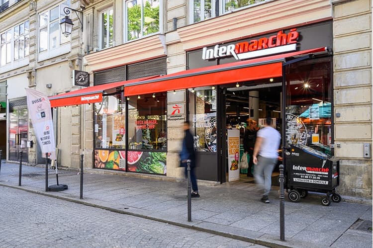 Façade d'un magasin Intermarché Express dans une rue de Paris