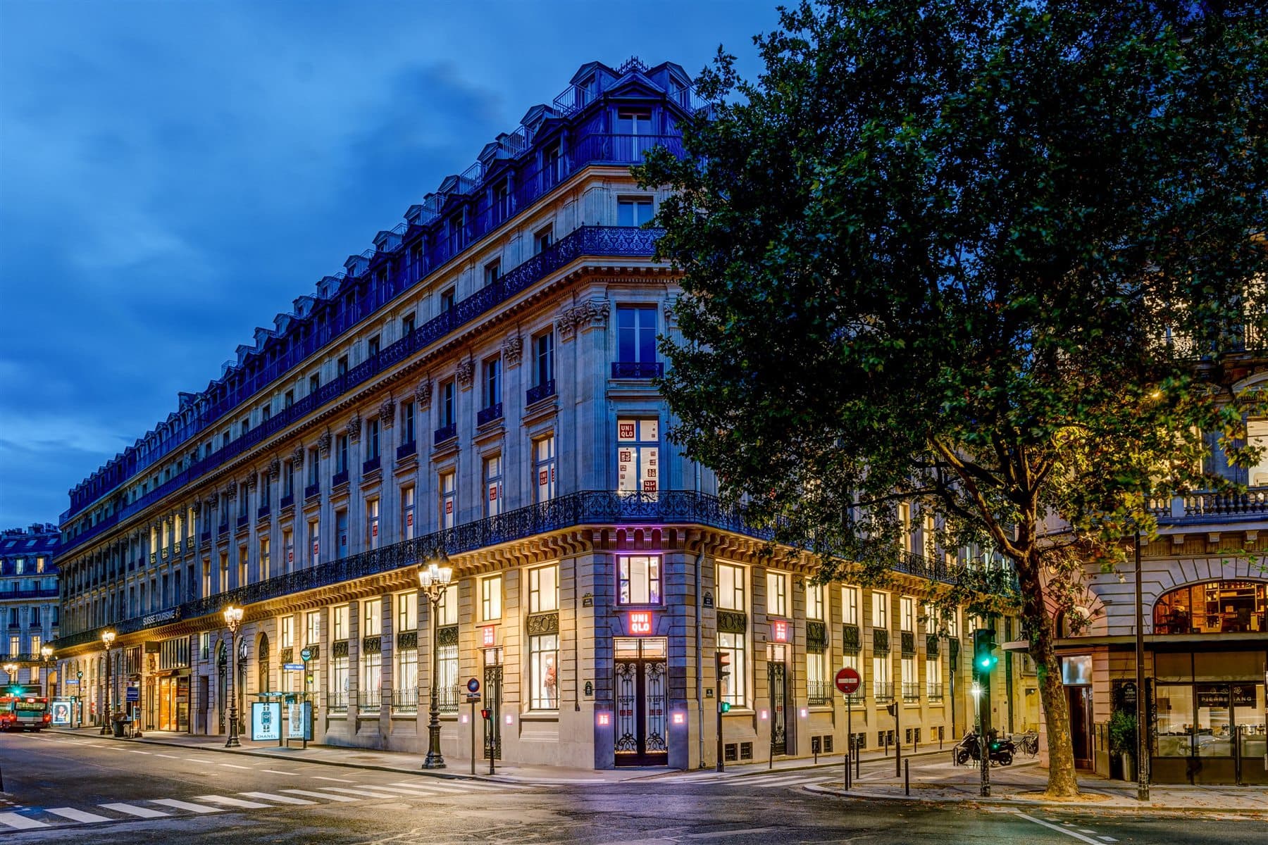 Façade illuminée du magasin UNIQLO Opéra à Paris