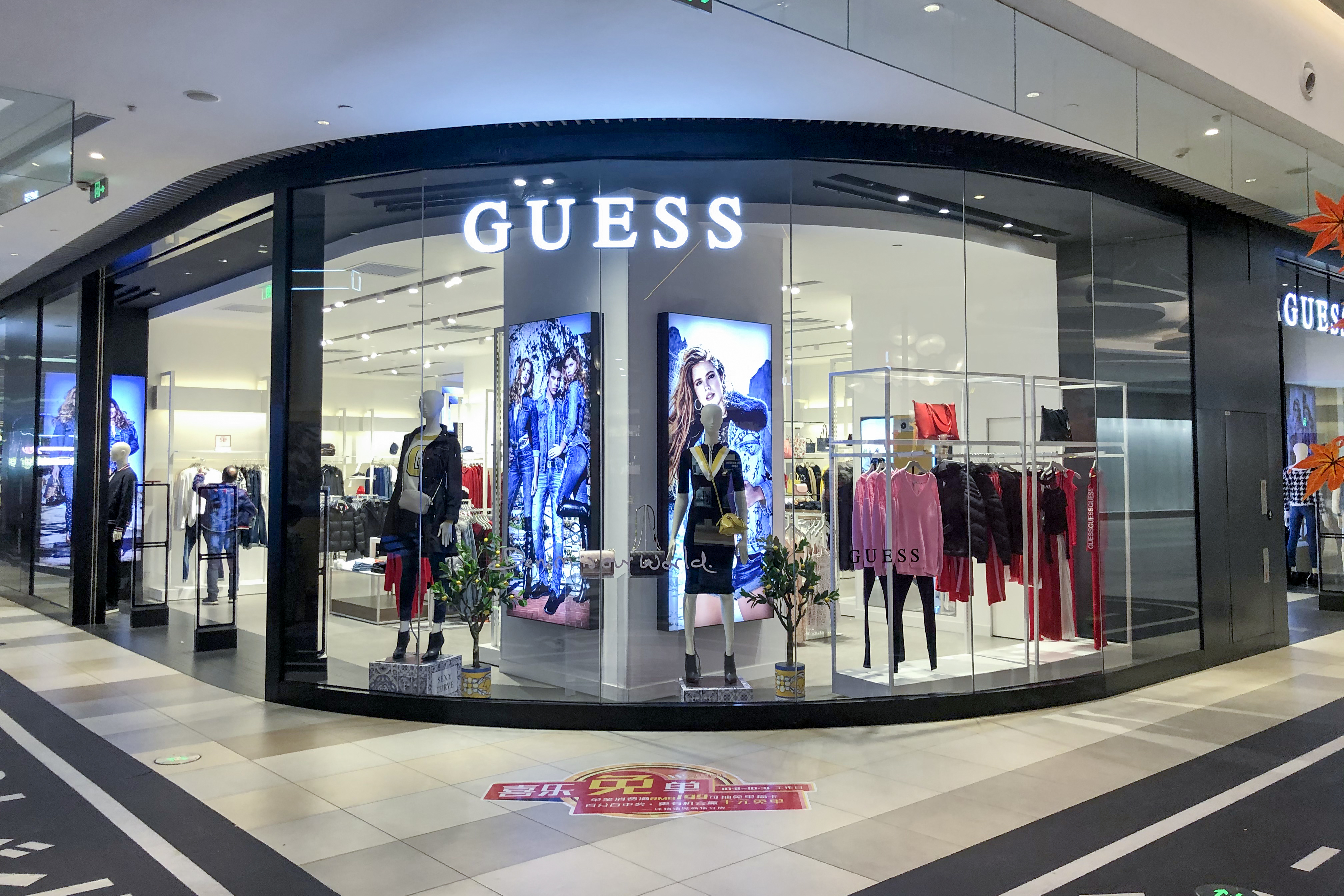 GUESS : histoire, architecture de marque, campagnes iconiques et chiffres récents (1981–2025) 4 Boutique GUESS – Westlink Shanghai