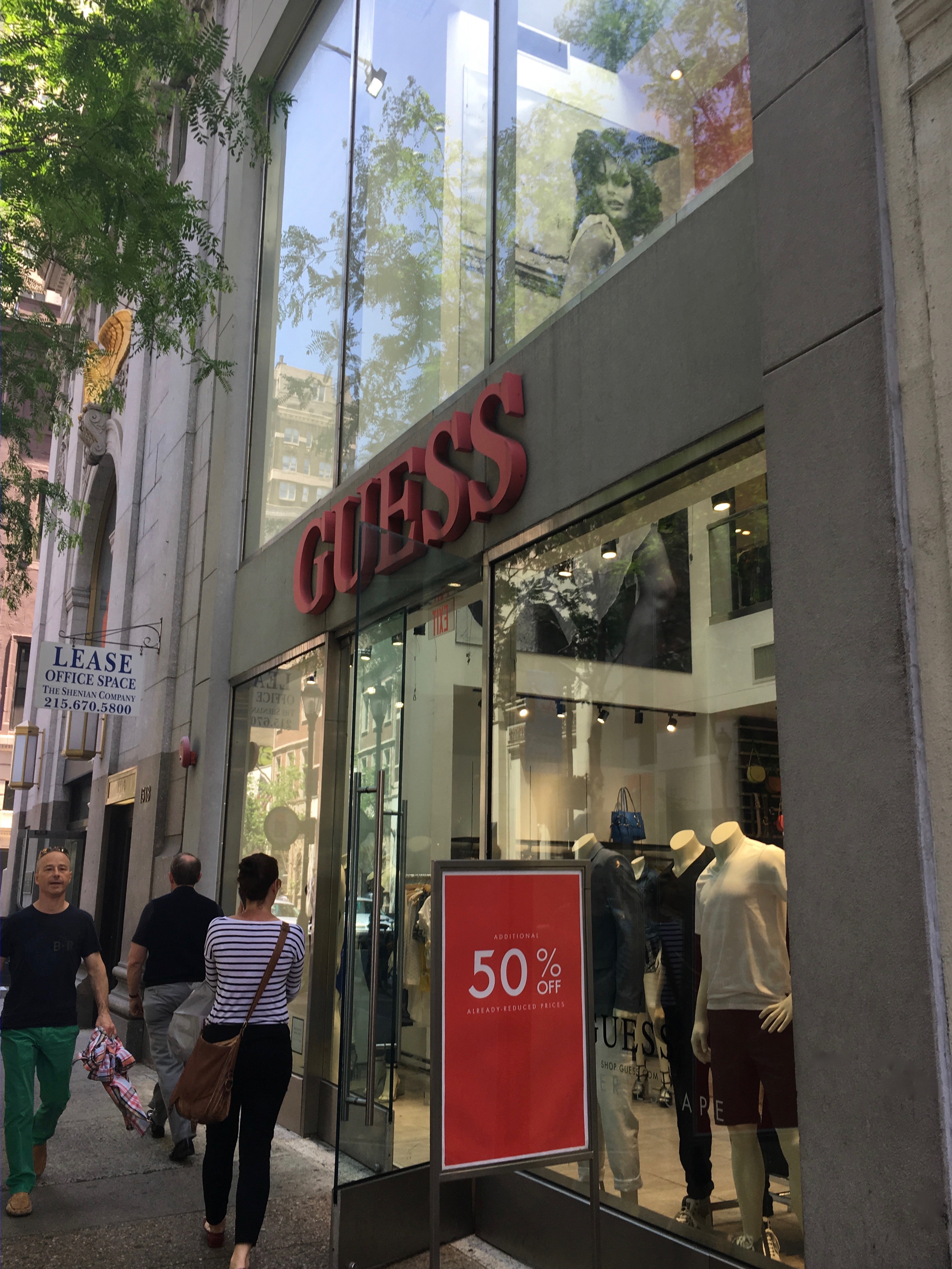 GUESS : histoire, architecture de marque, campagnes iconiques et chiffres récents (1981–2025) 3 Boutique GUESS – façade (Philadelphie)