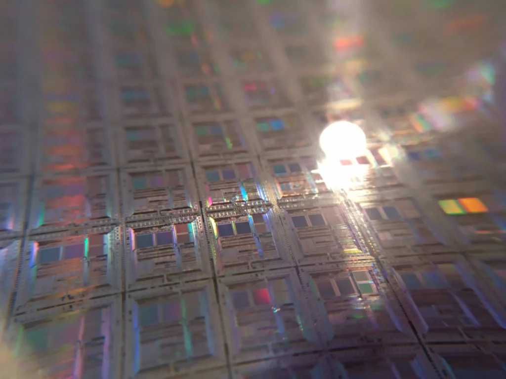 Wafer de silicium illustrant le calcul embarqué et les puces IA