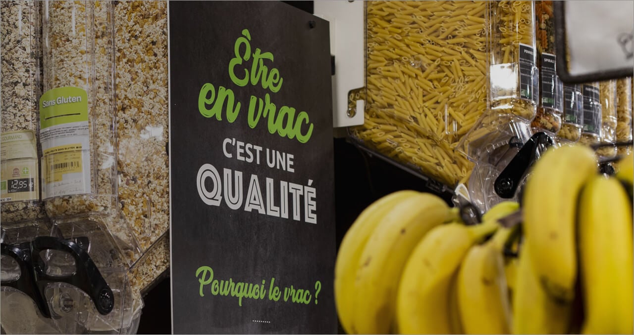 Rayon vrac Carrefour avec pâtes, céréales et bananes en magasin