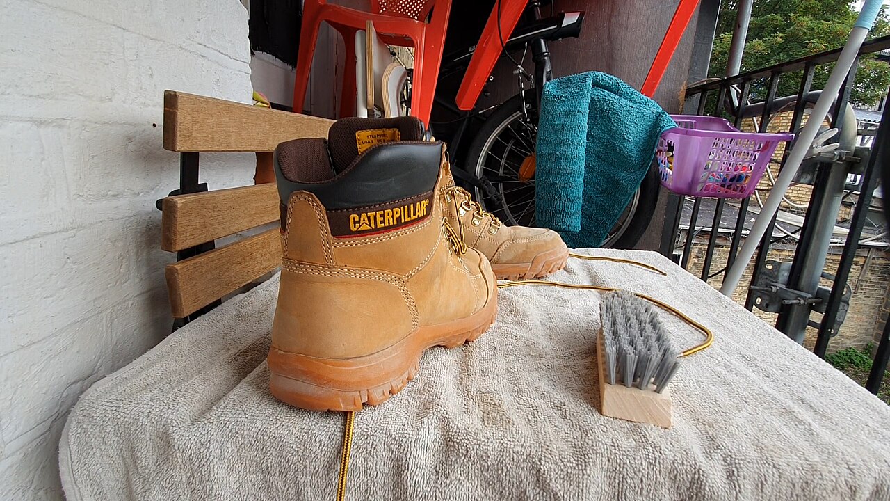 Brossage de bottes en nubuck avec une brosse nylon