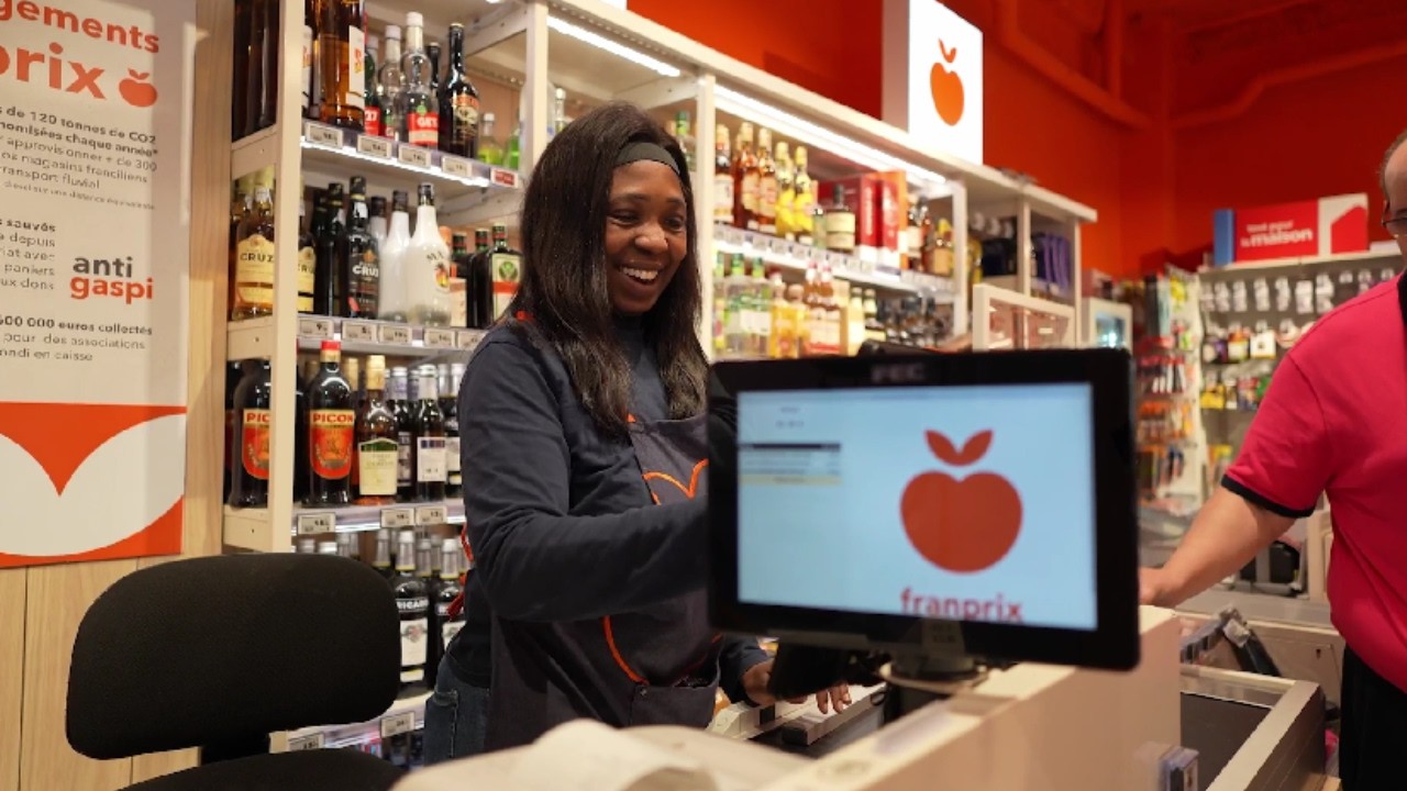 Équipe Franprix en caisse dans un magasin au concept Oxygène