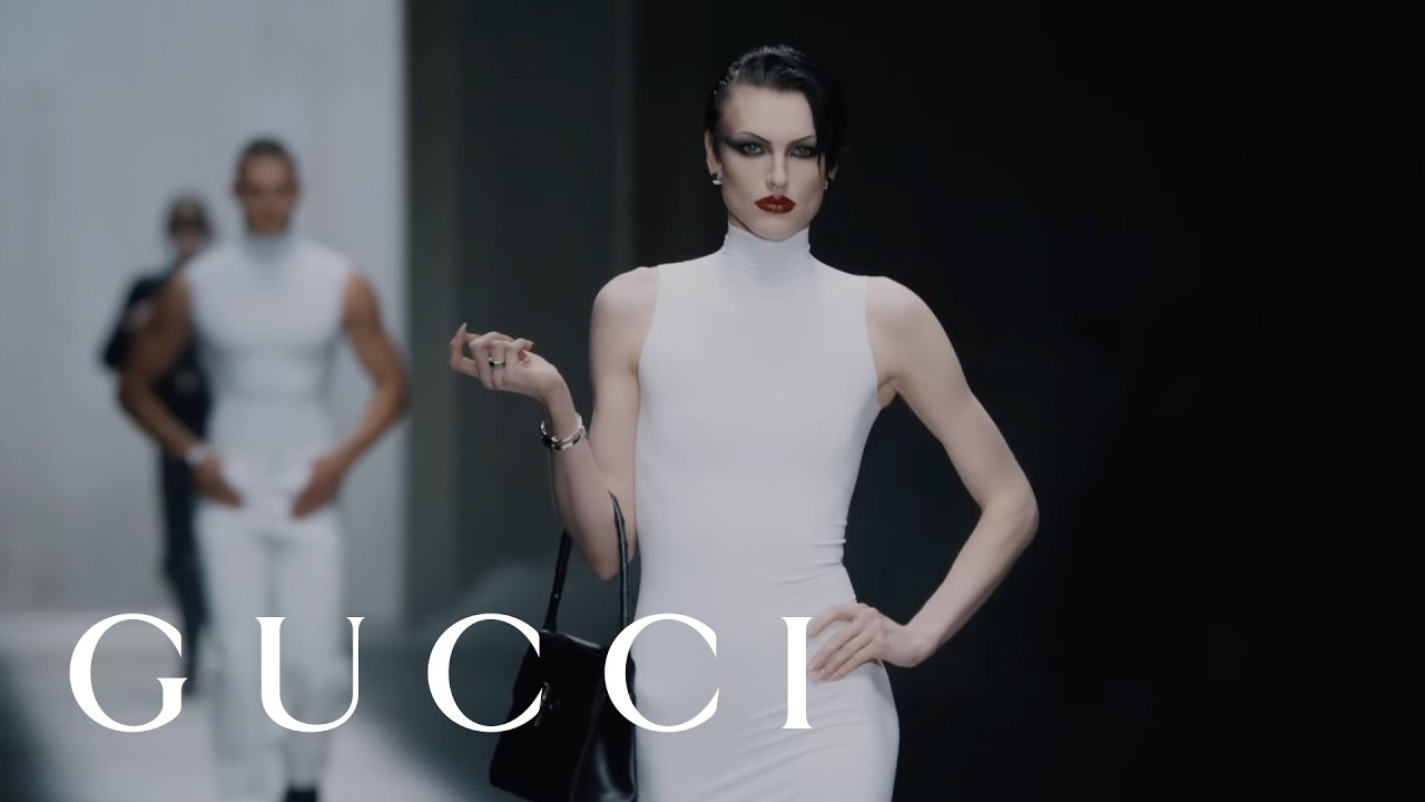 Mannequin Gucci sur le défilé Primavera avec le logo de la maison