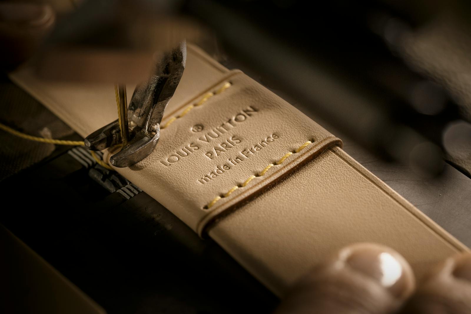 Détail de couture sur une pièce de cuir Louis Vuitton made in France