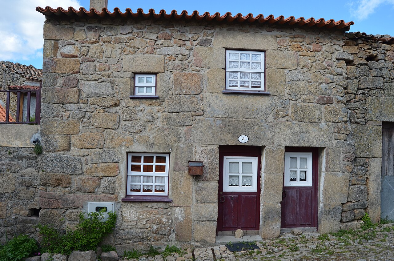 Maisons anciennes en pierre dans le village portugais de Castelo Mendo