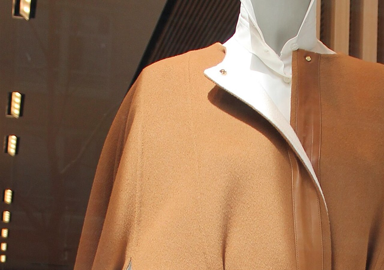 Vitrine Loro Piana avec manteau camel illustrant le quiet luxury