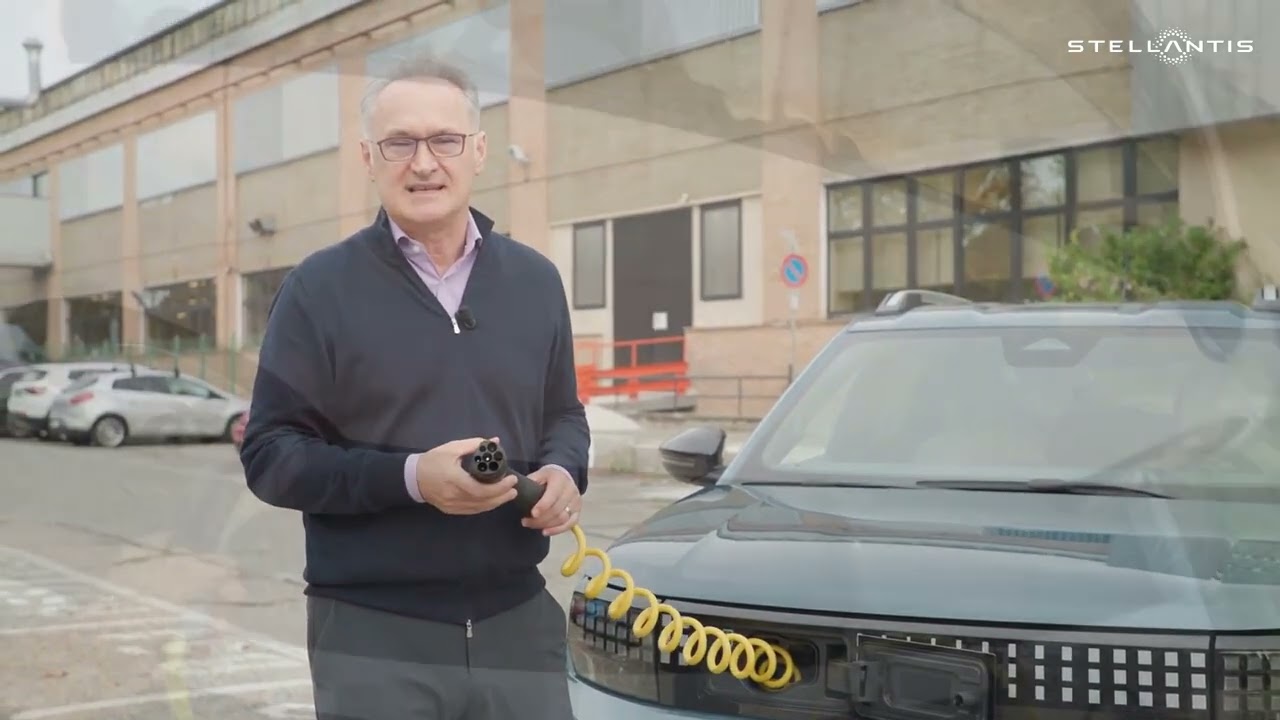 Ned Curic de Stellantis devant une Fiat Grande Panda branchée lors d'une vidéo TechTalks
