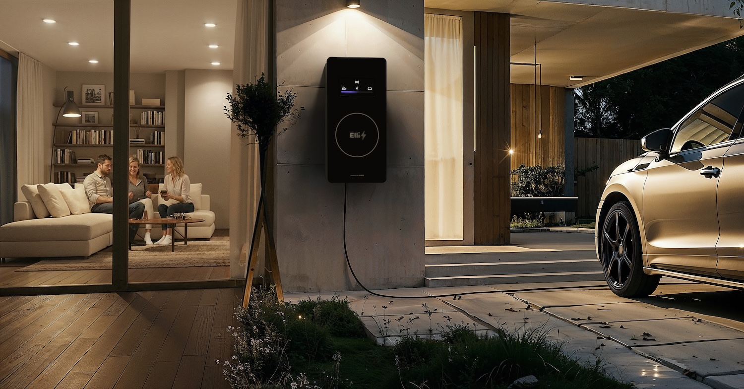 Chargeur bidirectionnel Elli installé devant une maison avec une Volkswagen électrique