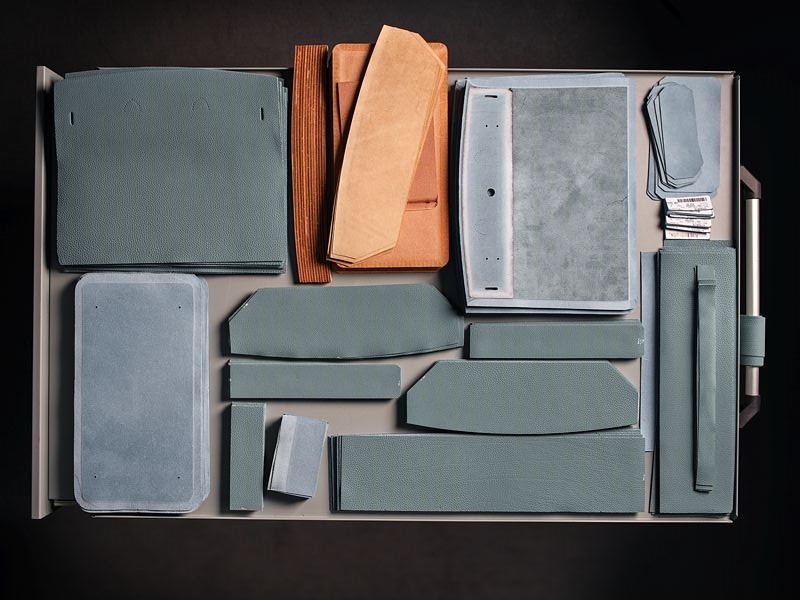 Pièces de cuir préparées avant leur assemblage dans un atelier Hermès