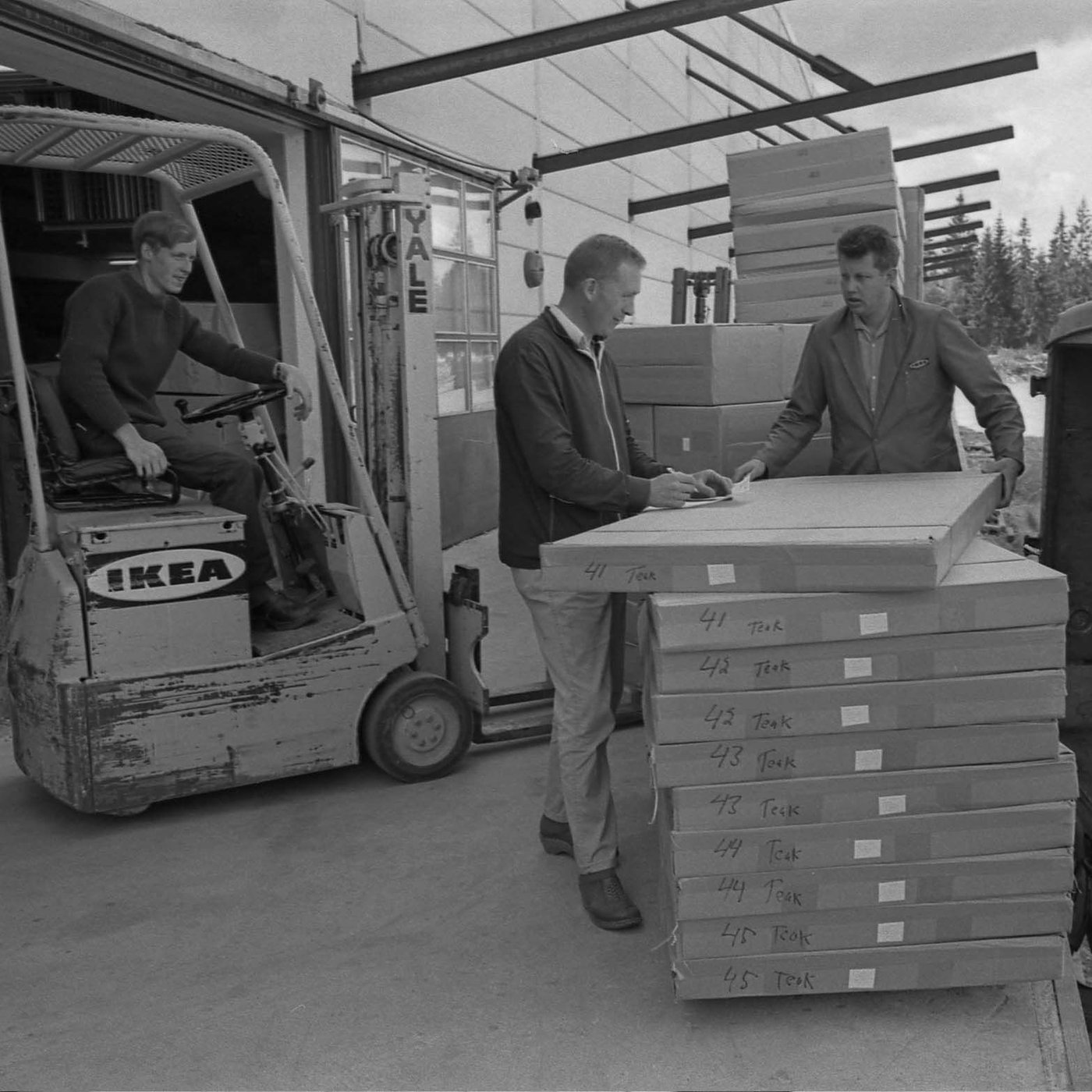 Employés IKEA déchargeant des paquets plats près d'un chariot élévateur à Älmhult à la fin des années 1960