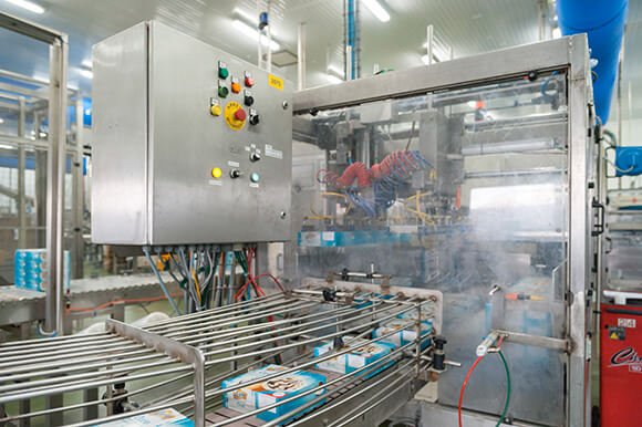 Ligne automatisée de conditionnement de glaces dans l'usine Agromousquetaires des Délices du Valplessis
