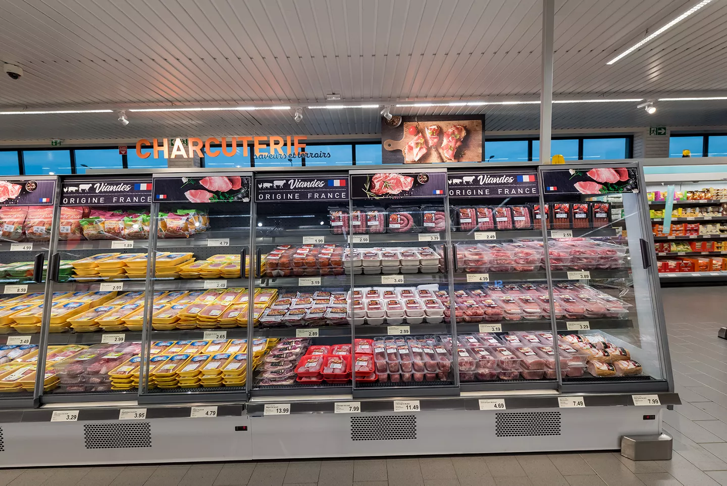 Rayon de viandes et charcuteries signalées origine France dans un magasin ALDI