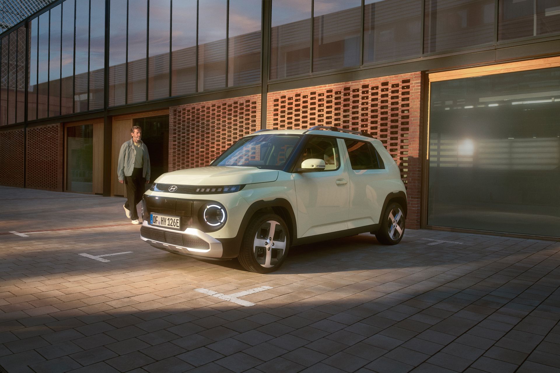 Hyundai INSTER électrique stationné devant un bâtiment contemporain