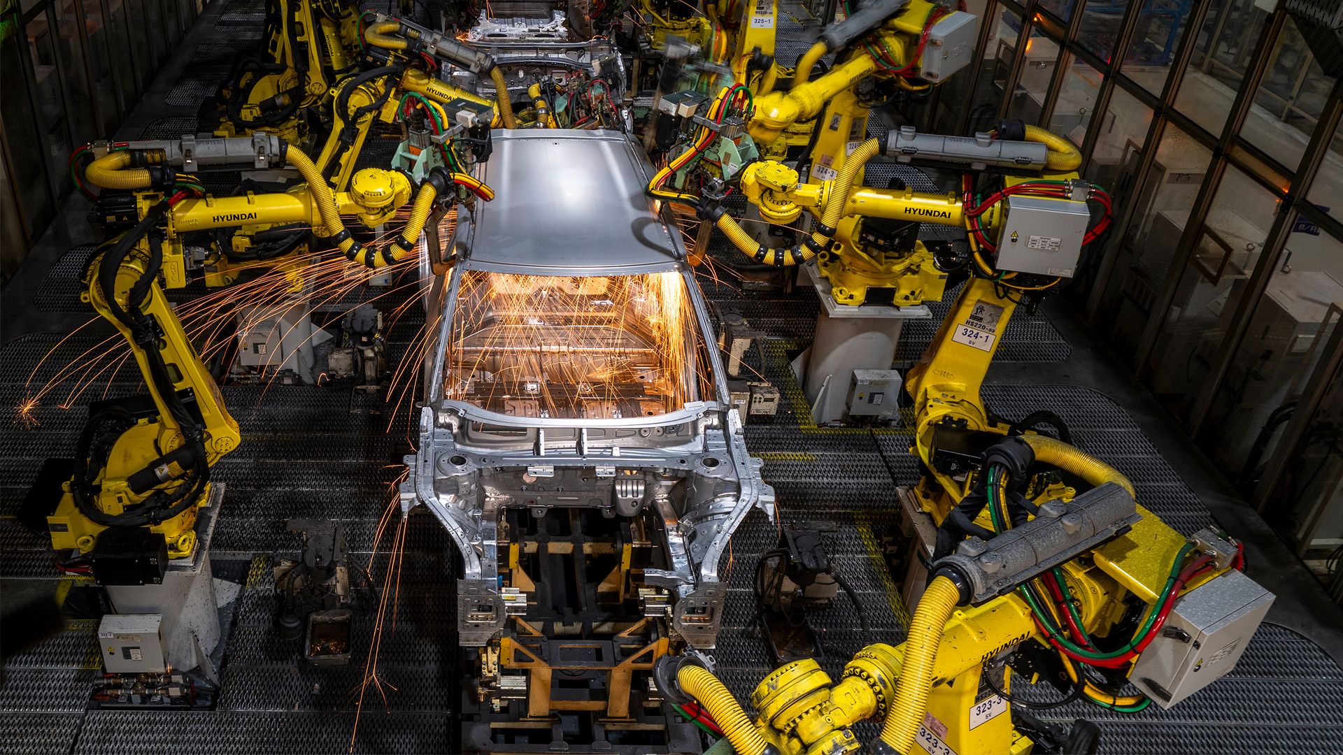 Robots industriels assemblant une carrosserie de Kia EV4 dans l'usine de Žilina