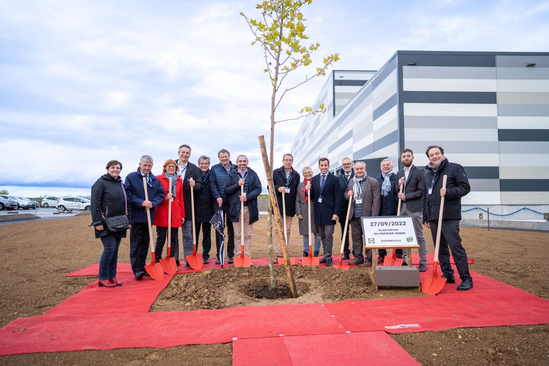 Cérémonie de plantation du premier arbre devant la future plateforme logistique Lidl de Gondreville en 2022