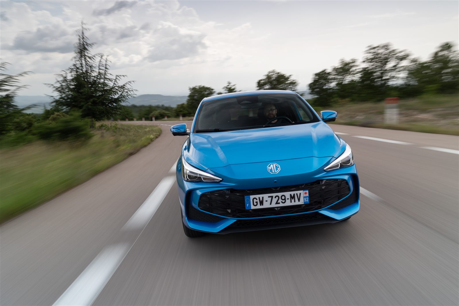 MG3 Hybrid+ bleue roulant sur une route européenne