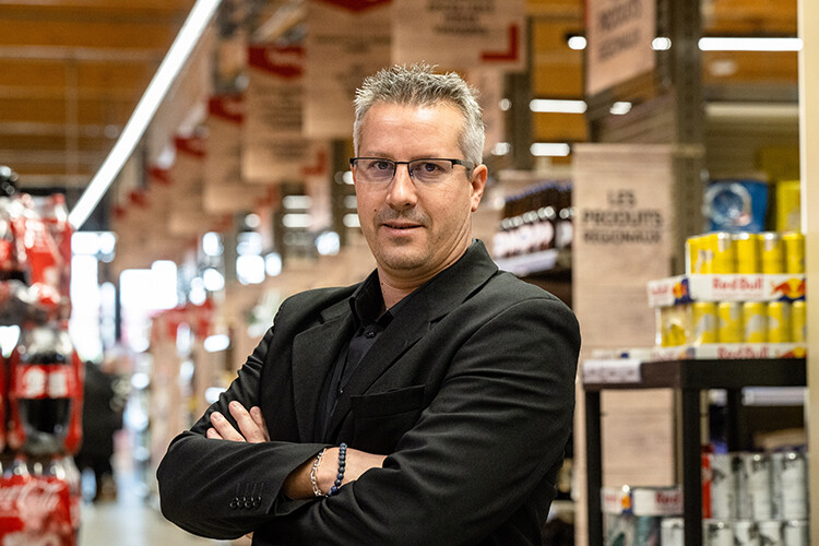 Julien Barboux, chef d'entreprise adhérent Netto, photographié dans son magasin