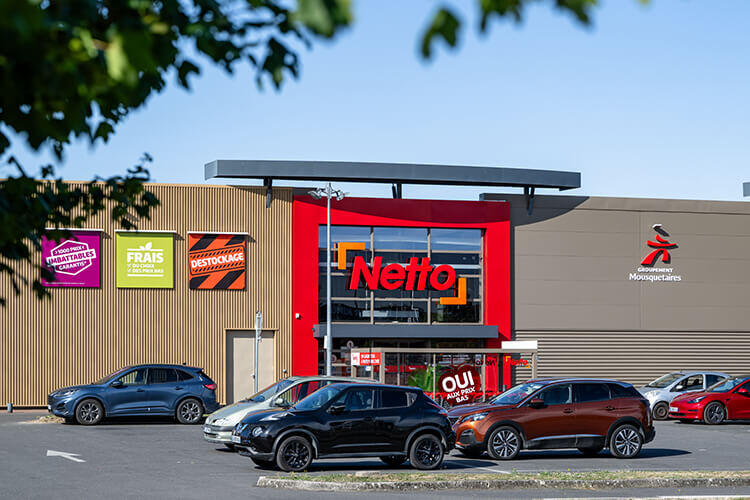 Façade du magasin Netto de Mennecy avec les univers frais et déstockage