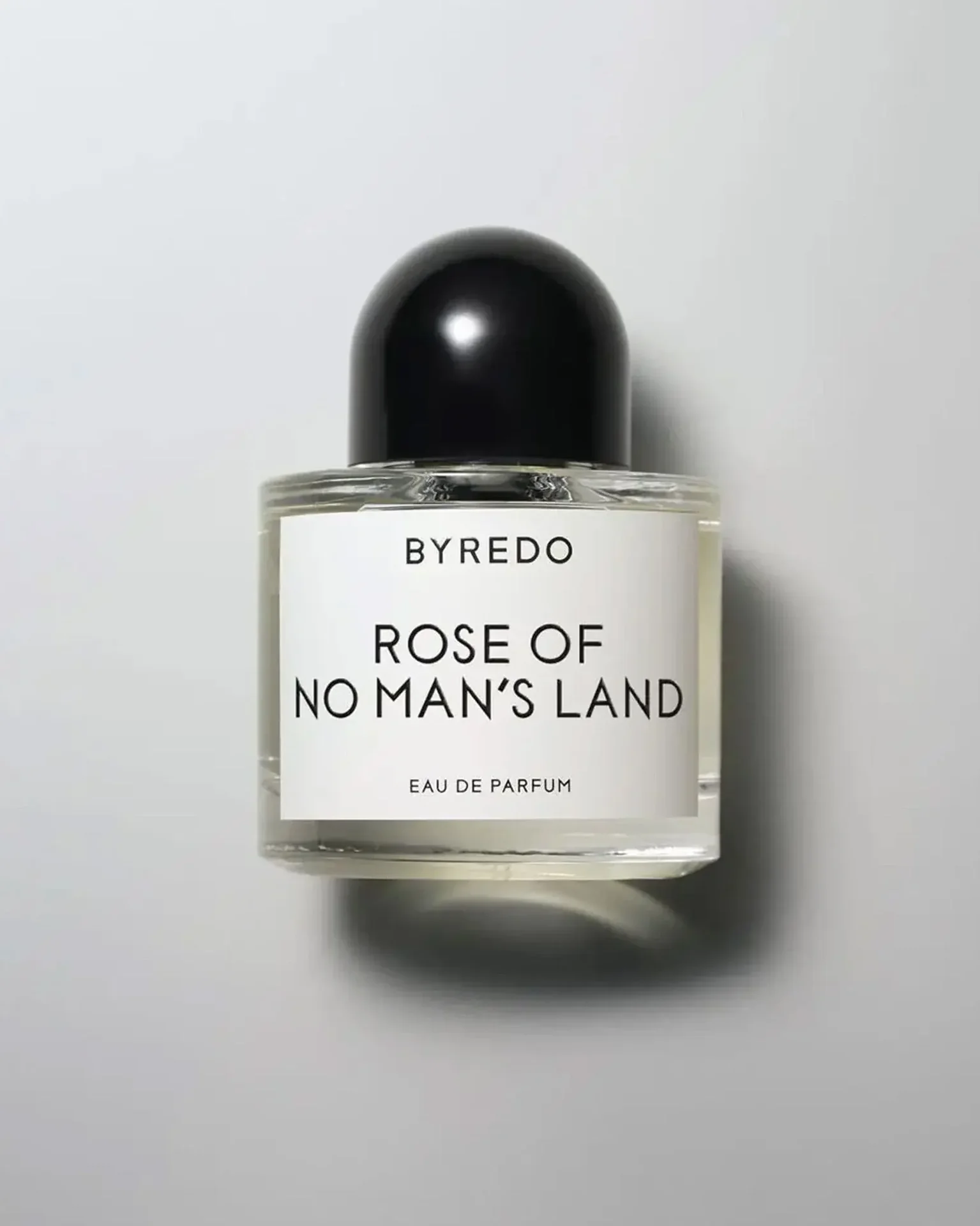 Flacon de parfum Byredo Rose of No Man's Land sur fond clair