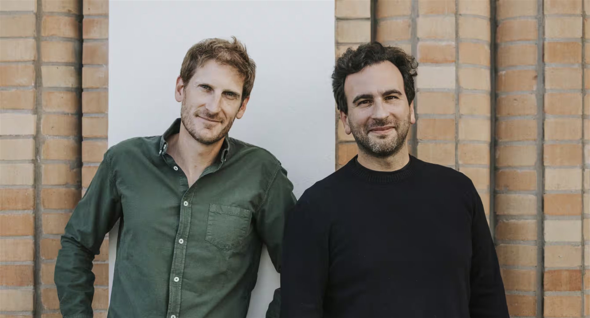 Steve Anavi et Alexandre Prot, cofondateurs de Qonto, assis dans les bureaux de l'entreprise