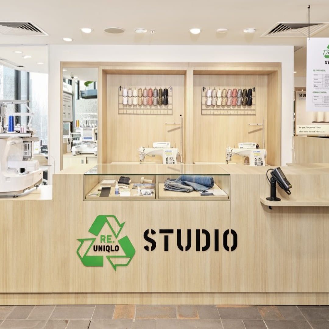 Comptoir RE.UNIQLO Studio équipé pour réparer et personnaliser des vêtements