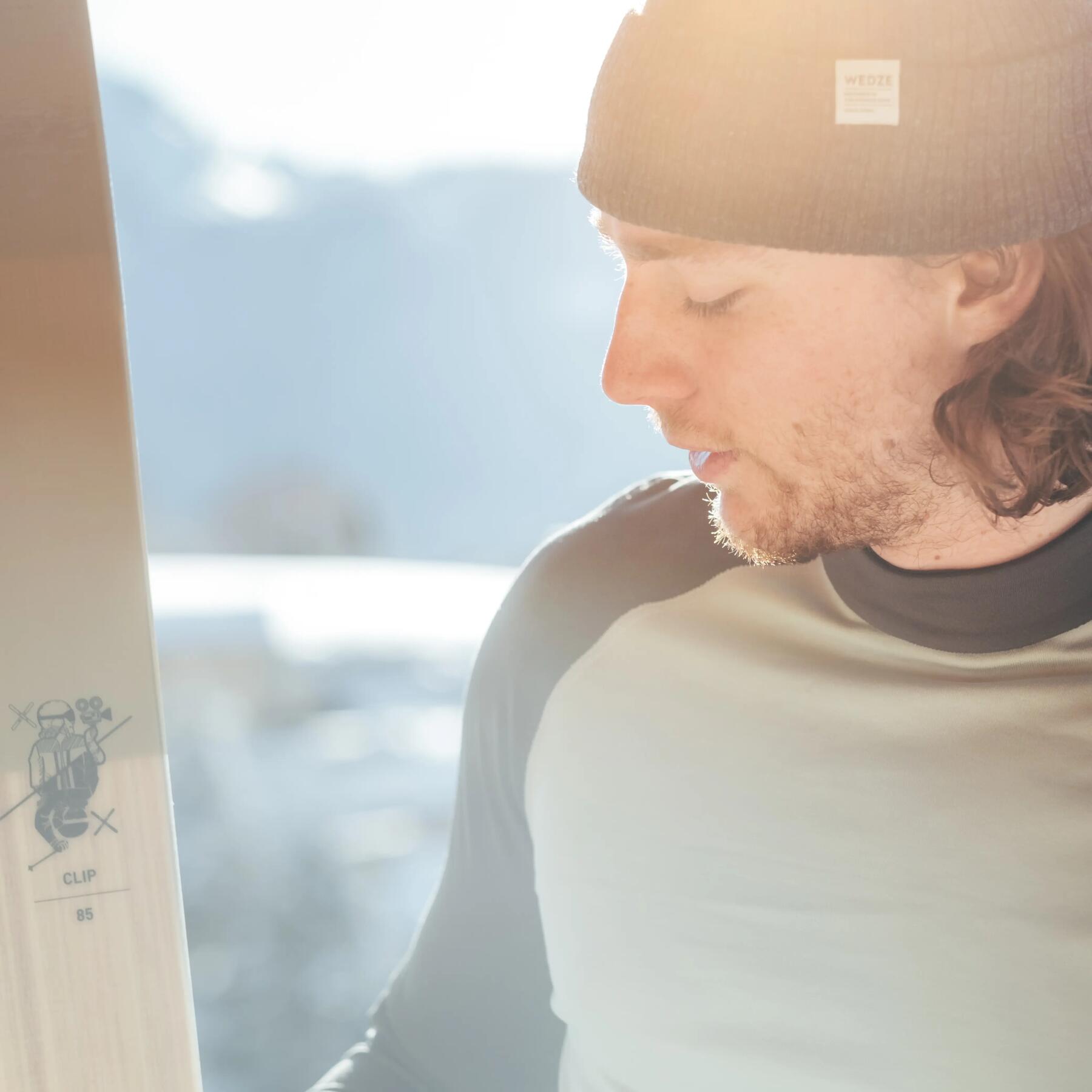 Skieur portant une sous-couche technique près du corps avant une sortie