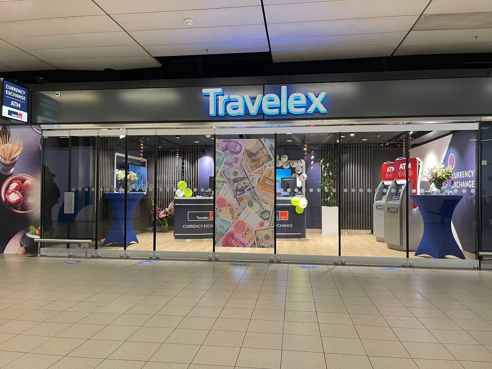 Bureau Travelex et distributeurs de devises dans l'aéroport Amsterdam-Schiphol